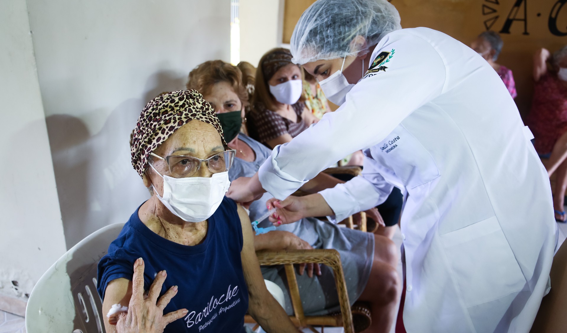 senhora sendo vacinada